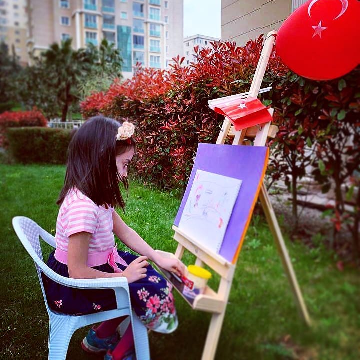 Hep Neşeyle Doluyor İnsan! 😊🎉
23 Nisan Ulusal Egemenlik ve Çocuk Bayramınız Kutlu Olsun 🎉🎊Fotoğraftaki Çocuk Şövale ürünümüz etiketlidir bir tıkla ulaşabilirsiniz :)Fotoğraflar ve videolar için ayrıyeten @mimitablo 'ya çok teşekkür ederiz.#23nisan #23nisanulusalegemenlikveçocukbayramı #sanat #çocuk #çocukodasıdekorasyonu #çocukürünleri