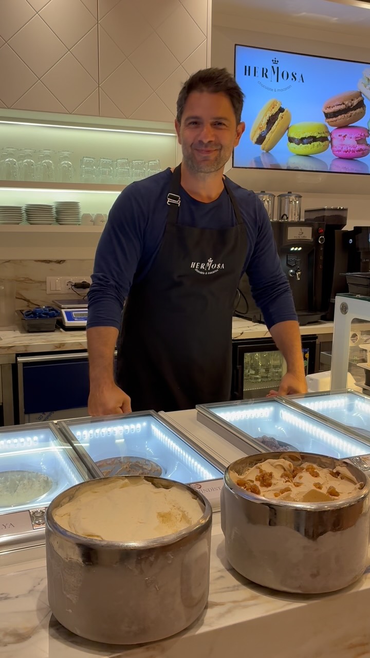 Sonbahar geldi, mevsimin yeni lezzetleri de Hermosa’ya geldi. 🍂Bu kez iki yeni gelato üzerinde çalıştım.🌰 Kestane biraz uğraştırdı. Kestanenin o kendine has, zarif tadını kaybetmeden gelatoda gerçekten öne çıkarabilmek düşündüğümden daha zordu. Birkaç denemeden sonra sonunda tam istediğim noktaya geldi: yoğun, dengeli ve gerçekten kestane tadında.🍎 Fırın Elma ise tam şu anın lezzeti. Mevsim elmaları fırınlanıyor, aromaları yoğunlaşıyor ve gelatoya dönüşüyor. Sıcak, tanıdık, tam bir sonbahar tadı.İkisi de artık Hermosa’da. 🍂🌰🍎#Hermosa #Gelato #Kestane #FırınElma #SonbaharLezzetleri Erenköy
